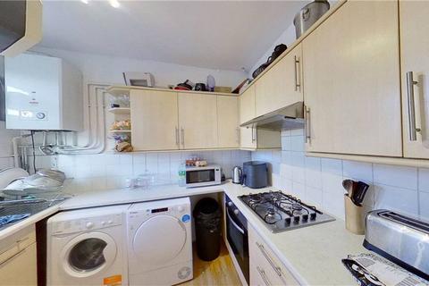 2 bedroom flat to rent, Kennington Park Road, Oval, London, SE11