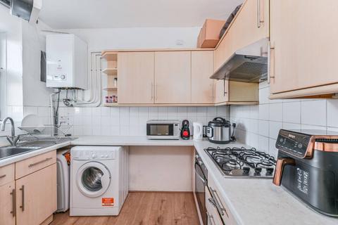 2 bedroom flat to rent, Kennington Park Road, Oval, London, SE11