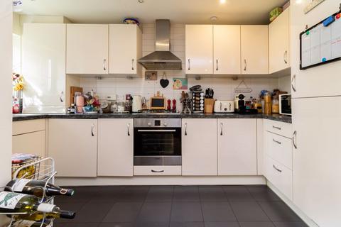 2 bedroom maisonette to rent, 1a Stanstead Close, Caterham