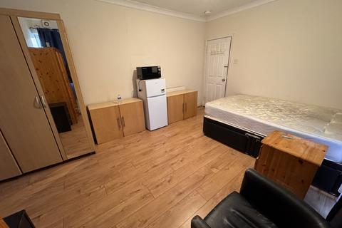 Studio to rent, Bulstrode Avenue, HOUNSLOW, Greater London, TW3