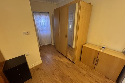 Studio to rent, Bulstrode Avenue, HOUNSLOW, Greater London, TW3