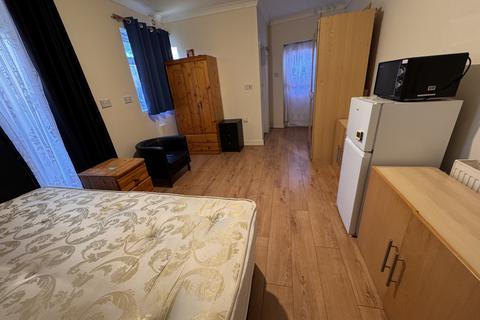 Studio to rent, Bulstrode Avenue, HOUNSLOW, Greater London, TW3