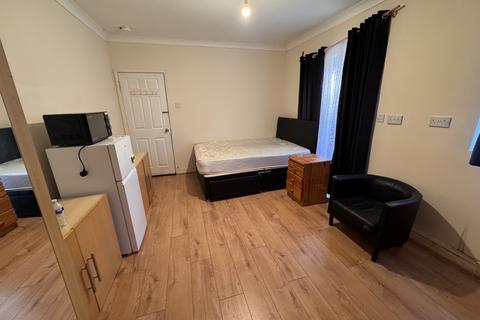 Studio to rent, Bulstrode Avenue, HOUNSLOW, Greater London, TW3