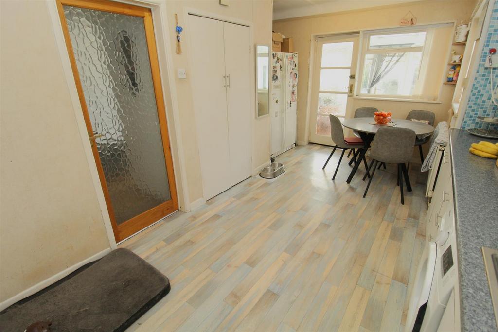 Kitchen2.JPG