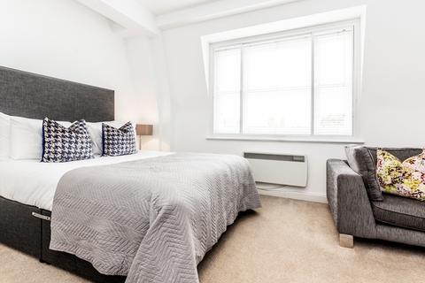 Studio to rent, London W1J