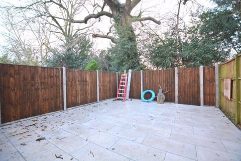 3 bedroom terraced house to rent, Oakdene Close, Hatch End