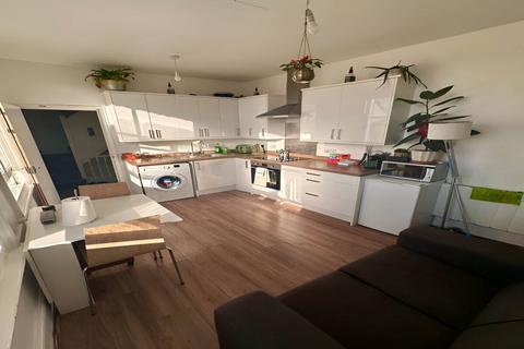 4 bedroom flat to rent, North Street, East Sussex BN1