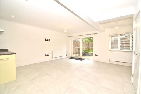 4 bedroom detached house to rent, Hamilton Crescent, Brentwood