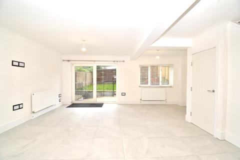 4 bedroom detached house to rent, Hamilton Crescent, Brentwood