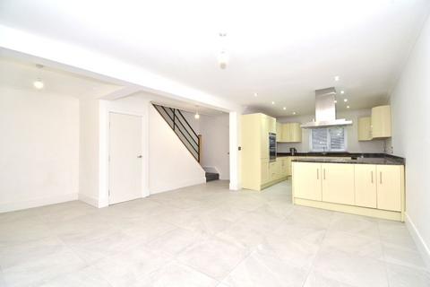 4 bedroom detached house to rent, Hamilton Crescent, Brentwood