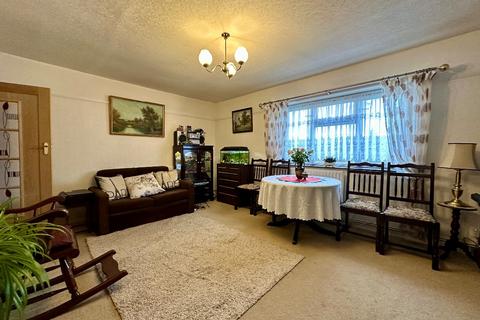 1 bedroom flat for sale, Petersfield Avenue, Romford