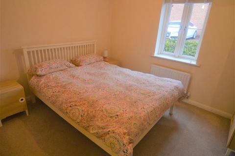 2 bedroom flat to rent, Avian Avenue, Radlett Road, Frogmore