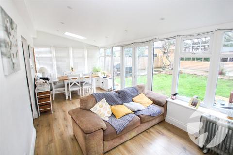 3 bedroom semi-detached house for sale, Henwick Road, London, SE9