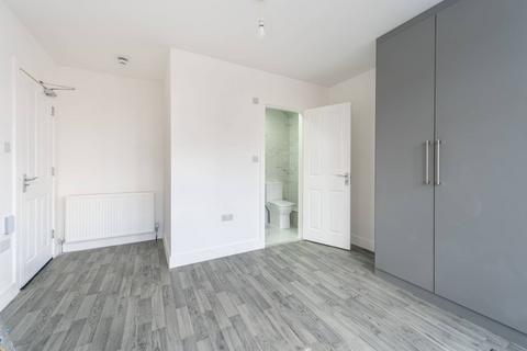 Studio to rent, Headstone Gardens, Harrow, HA2