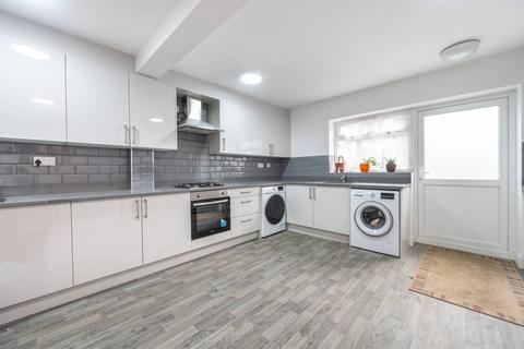 Studio to rent, Headstone Gardens, Harrow, HA2