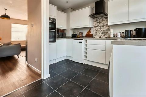 2 Blackthorn Square, Clevedon, BS21 5EF