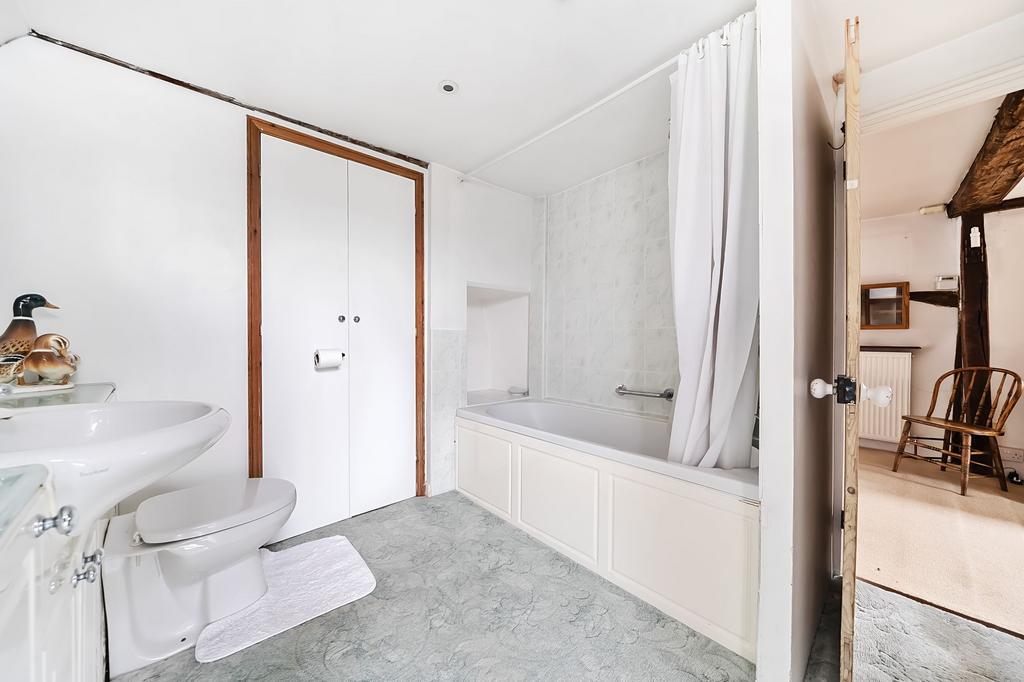 Bathroom W.C (2)