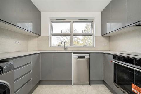 2 bedroom flat to rent, Marlowe Gardens, London SE9