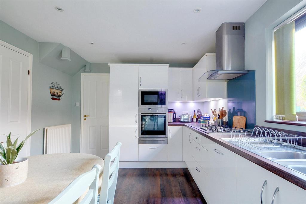 Kitchen 2.jpeg
