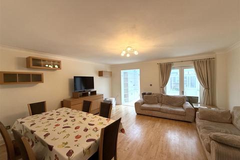 4 bedroom end of terrace house to rent, Meadowgate Close, Mill Hill, NW7