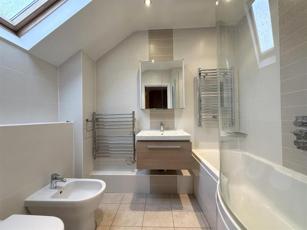 En-suite bath to bed 1.jpeg