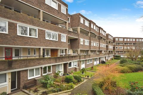 Augustus Close, Brentford