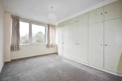 2 bedroom flat for sale, Augustus Close, Brentford