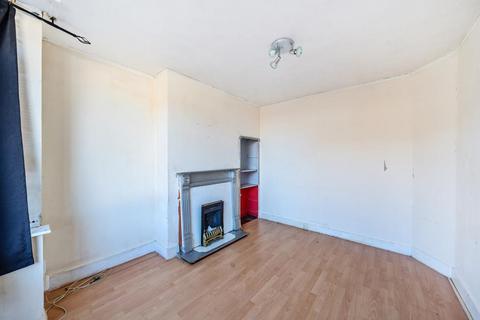 3 bedroom terraced house to rent, Abbey Road,  Aylesbury,  HP19