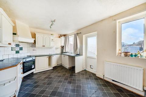 3 bedroom terraced house to rent, Abbey Road,  Aylesbury,  HP19