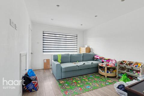 3 bedroom semi-detached house to rent, Beeches Road, SUTTON