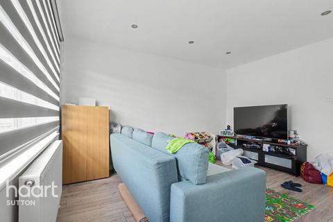 3 bedroom semi-detached house to rent, Beeches Road, SUTTON
