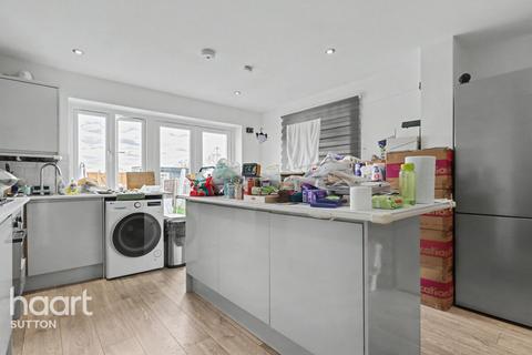 3 bedroom semi-detached house to rent, Beeches Road, SUTTON