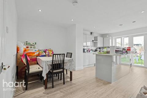 3 bedroom semi-detached house to rent, Beeches Road, SUTTON
