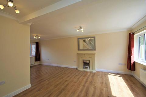 3 bedroom terraced house to rent, Gibson Drive, Leeds