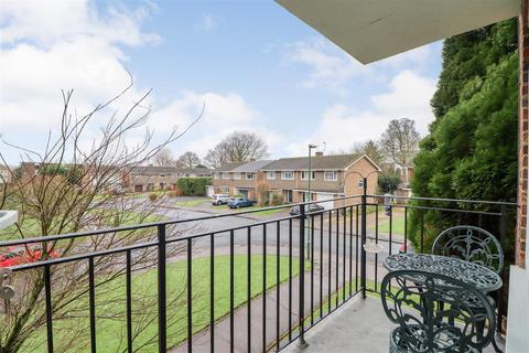 2 bedroom flat for sale, Ayshe Court Drive, Horsham