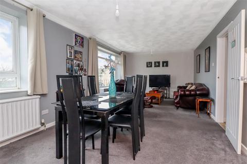 2 bedroom flat for sale, Ayshe Court Drive, Horsham