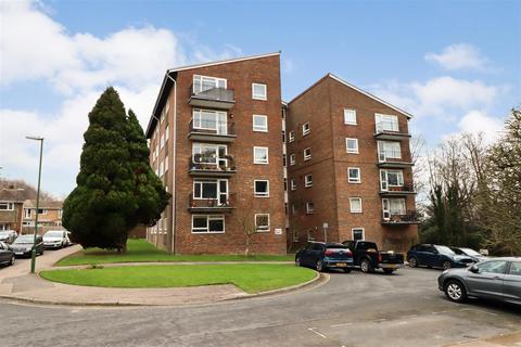 2 bedroom flat for sale, Ayshe Court Drive, Horsham