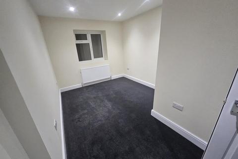 3 bedroom flat to rent, Spikes Bridge Road, Southall