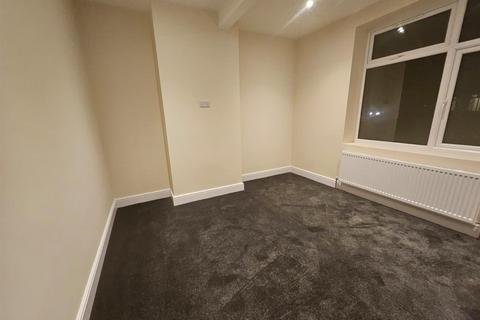 3 bedroom flat to rent, Spikes Bridge Road, Southall