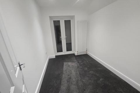 3 bedroom flat to rent, Spikes Bridge Road, Southall