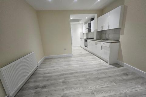 3 bedroom flat to rent, Spikes Bridge Road, Southall