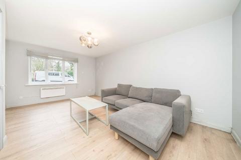 2 bedroom flat to rent, Bankside Close, Isleworth TW7