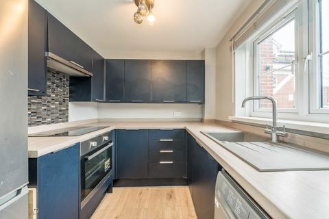 2 bedroom flat to rent, Bankside Close, Isleworth TW7