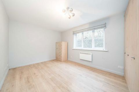 2 bedroom flat to rent, Bankside Close, Isleworth TW7