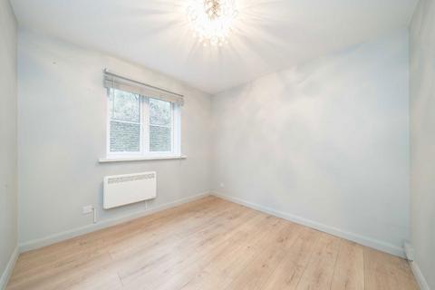 2 bedroom flat to rent, Bankside Close, Isleworth TW7