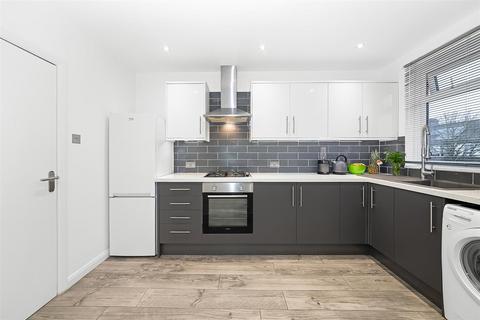 172 Bensham Manor Road, Thornton Heath, CR7 7AW