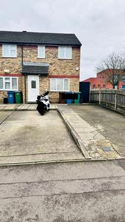 3 bedroom semi-detached house to rent, Kenmore Avenue, Harrow HA3