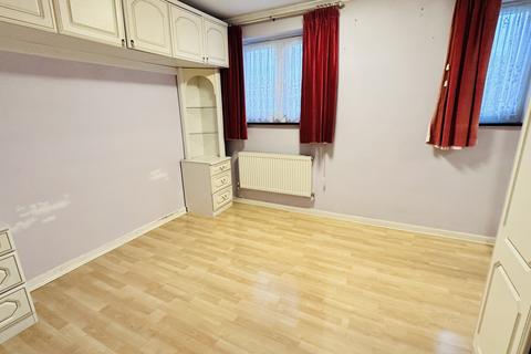 3 bedroom semi-detached house to rent, Kenmore Avenue, Harrow HA3