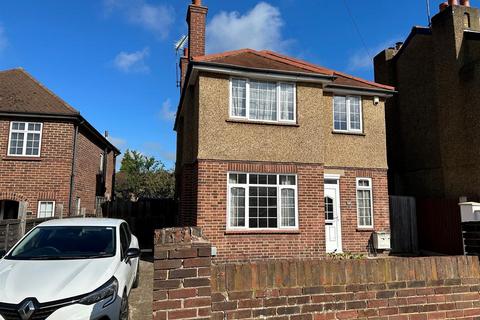 4 bedroom detached house to rent, Montague Road, Uxbridge,