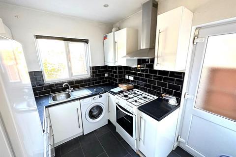 4 bedroom detached house to rent, Montague Road, Uxbridge,